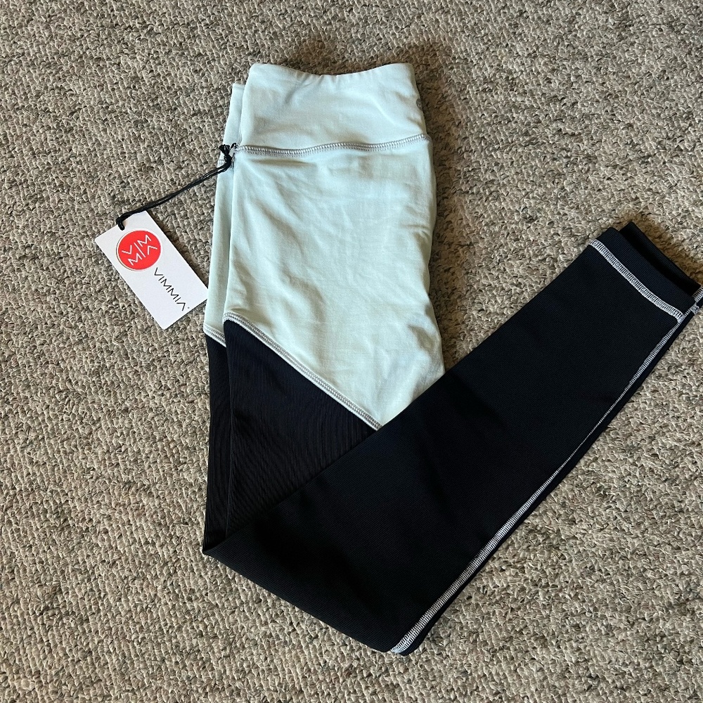 VIMMIA Small Tenacity Mid-Rise Leggings Ash/Black Color